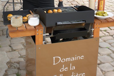 Miniature mini burger Chambre moderne avec lit double, mur violet, grande fenêtre donnant sur un jardin et sol en carrelage gris.