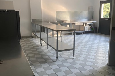 Miniature Notre office Chambre moderne avec lit double, mur violet, grande fenêtre donnant sur un jardin et sol en carrelage gris.