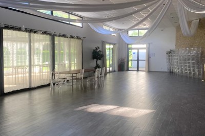 Miniature Notre salle Vide Chambre moderne avec lit double, mur violet, grande fenêtre donnant sur un jardin et sol en carrelage gris.