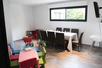 Miniature Pièce enfants inclus dans la salle Chambre moderne avec lit double, mur violet, grande fenêtre donnant sur un jardin et sol en carrelage gris.