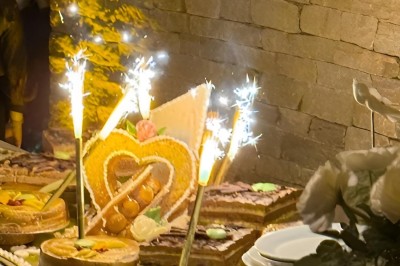 Miniature Pièce montée Chambre moderne avec lit double, mur violet, grande fenêtre donnant sur un jardin et sol en carrelage gris.