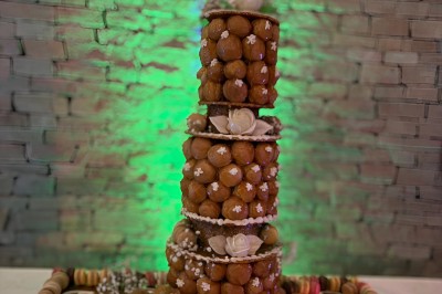 Miniature Pièce montée 2 Chambre moderne avec lit double, mur violet, grande fenêtre donnant sur un jardin et sol en carrelage gris.