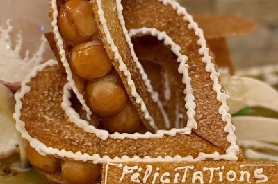 Miniature Pièce montée 3 Chambre moderne avec lit double, mur violet, grande fenêtre donnant sur un jardin et sol en carrelage gris.