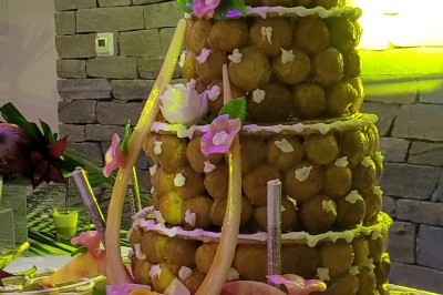 Miniature Pièce montée 4 Chambre moderne avec lit double, mur violet, grande fenêtre donnant sur un jardin et sol en carrelage gris.