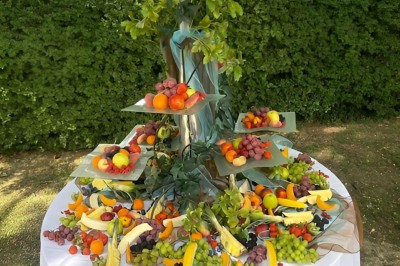 Miniature Présentation de fruits Chambre moderne avec lit double, mur violet, grande fenêtre donnant sur un jardin et sol en carrelage gris.