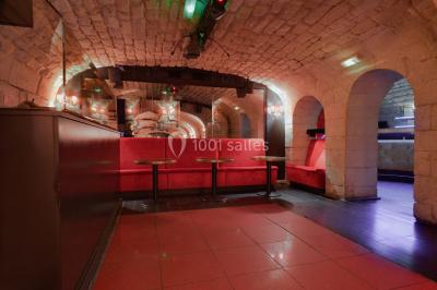 Bibliothèque intégrée dans une façade, remplie de livres aux couvertures variées, dans un cadre urbain.