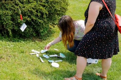 Platines vinyles et disques exposés sur une table en extérieur, avec un jardin verdoyant et un pigeonnier à colombages en…