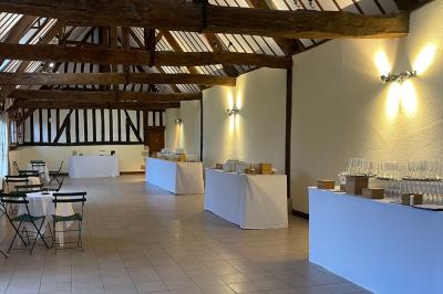 Platines vinyles et disques exposés sur une table en extérieur, avec un jardin verdoyant et un pigeonnier à colombages en…