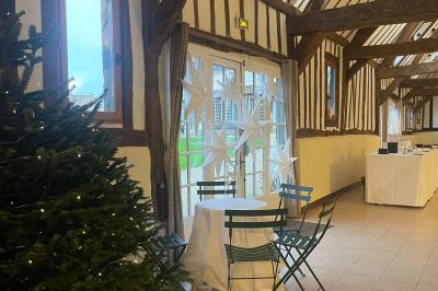 Platines vinyles et disques exposés sur une table en extérieur, avec un jardin verdoyant et un pigeonnier à colombages en…