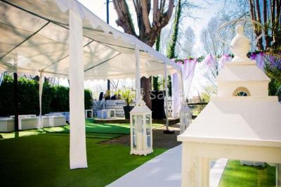 Miniature Location salle Champigny-sur-Marne (Val-de-Marne) - Moulin Vert #3 Chemin ombragé bordé d'arbres longeant une rivière calme, avec une barrière en bois sur le côté.