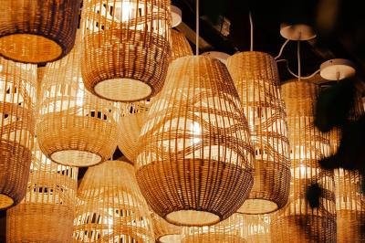 Outils en métal pour cheminée rangés dans un support cylindrique devant un pare-feu en métal.