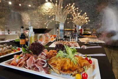 Miniature Location salle Modave (Liège) - Domaine du Château de Modave #12 Mobilier de jardin en rotin sur une pelouse avec un château en pierre en arrière-plan et une structure gonflable colorée.