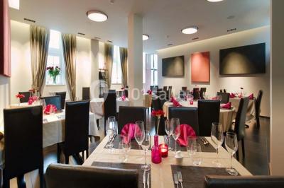 Miniature Location salle Modave (Liège) - Domaine du Château de Modave #13 Mobilier de jardin en rotin sur une pelouse avec un château en pierre en arrière-plan et une structure gonflable colorée.