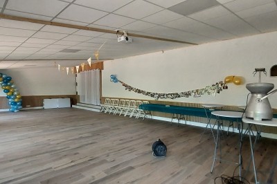 Miniature Location salle Saint-Macaire-en-Mauges (Maine-et-Loire) - Le Moulin d'Elisabeth #11 Chaises blanches alignées en extérieur sur une pelouse, avec une tente blanche au fond près d'arbres.