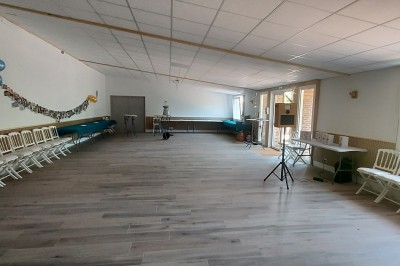 Miniature Location salle Saint-Macaire-en-Mauges (Maine-et-Loire) - Le Moulin d'Elisabeth #14 Chaises blanches alignées en extérieur sur une pelouse, avec une tente blanche au fond près d'arbres.