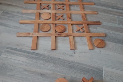 Salle de réception avec une table ronde décorée, des ballons et une grande table dressée en arrière-plan.