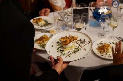 Miniature Location salle Hannut (Liège) - Château d'Avin #11 Manoir blanc entouré de pelouses et d'arbres, avec un étang au premier plan reflétant le bâtiment.