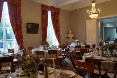 Miniature Location salle Hannut (Liège) - Château d'Avin #13 Manoir blanc entouré de pelouses et d'arbres, avec un étang au premier plan reflétant le bâtiment.