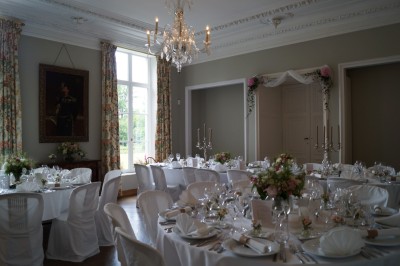 Miniature Location salle Hannut (Liège) - Château d'Avin #12 Manoir blanc entouré de pelouses et d'arbres, avec un étang au premier plan reflétant le bâtiment.