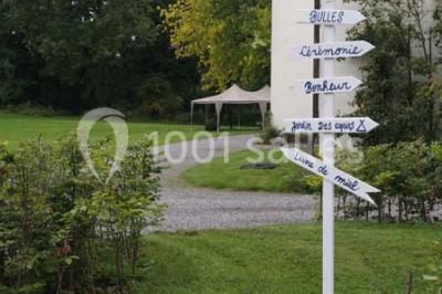 Miniature Location salle Hannut (Liège) - Château d'Avin #32 Manoir blanc entouré de pelouses et d'arbres, avec un étang au premier plan reflétant le bâtiment.