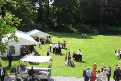 Miniature Location salle Hannut (Liège) - Château d'Avin #18 Manoir blanc entouré de pelouses et d'arbres, avec un étang au premier plan reflétant le bâtiment.