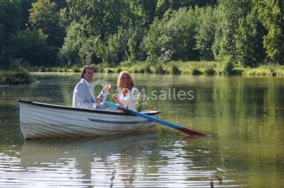 Miniature Location salle Hannut (Liège) - Château d'Avin #17 Manoir blanc entouré de pelouses et d'arbres, avec un étang au premier plan reflétant le bâtiment.