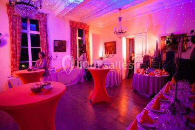 Miniature Location salle Hannut (Liège) - Château d'Avin #7 Manoir blanc entouré de pelouses et d'arbres, avec un étang au premier plan reflétant le bâtiment.