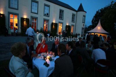 Miniature Location salle Hannut (Liège) - Château d'Avin #4 Manoir blanc entouré de pelouses et d'arbres, avec un étang au premier plan reflétant le bâtiment.