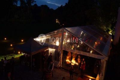 Miniature Location salle Hannut (Liège) - Château d'Avin #27 Manoir blanc entouré de pelouses et d'arbres, avec un étang au premier plan reflétant le bâtiment.