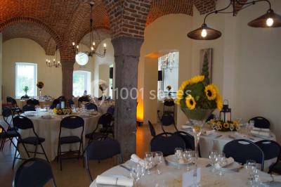 Miniature Location salle Hannut (Liège) - Château d'Avin #23 Manoir blanc entouré de pelouses et d'arbres, avec un étang au premier plan reflétant le bâtiment.