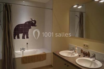 Miniature Location salle Hannut (Liège) - Château d'Avin #30 Manoir blanc entouré de pelouses et d'arbres, avec un étang au premier plan reflétant le bâtiment.