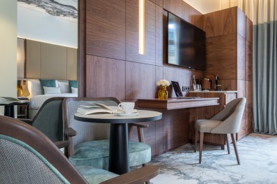 Sèche-cheveux noir dans un étui rigide ouvert de couleur marron, posé sur une surface claire.