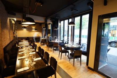 Assiette ronde contenant du houmous, une salade, des pommes de terre rôties et un plat à base de yaourt.