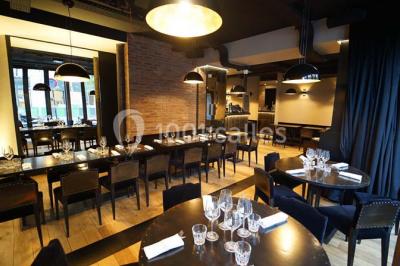 Assiette ronde contenant du houmous, une salade, des pommes de terre rôties et un plat à base de yaourt.