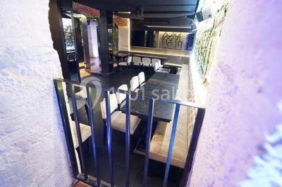 Assiette ronde contenant du houmous, une salade, des pommes de terre rôties et un plat à base de yaourt.