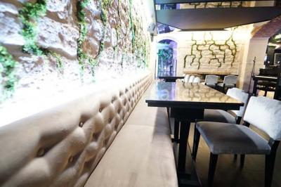 Assiette ronde contenant du houmous, une salade, des pommes de terre rôties et un plat à base de yaourt.