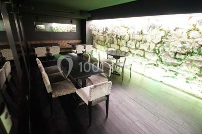 Assiette ronde contenant du houmous, une salade, des pommes de terre rôties et un plat à base de yaourt.