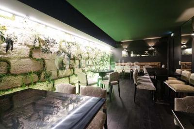 Assiette ronde contenant du houmous, une salade, des pommes de terre rôties et un plat à base de yaourt.