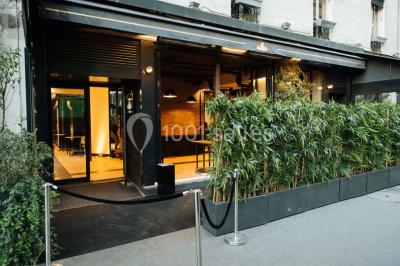 Assiette ronde contenant du houmous, une salade, des pommes de terre rôties et un plat à base de yaourt.