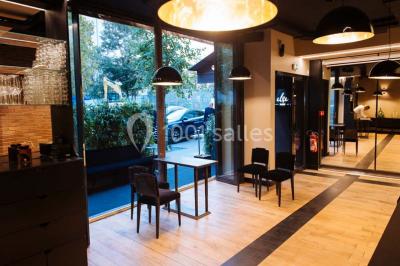 Assiette ronde contenant du houmous, une salade, des pommes de terre rôties et un plat à base de yaourt.