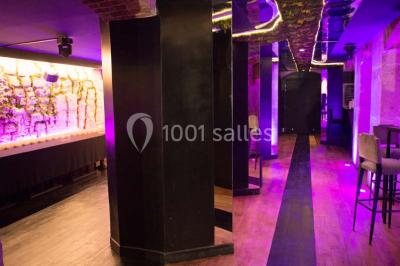 Assiette ronde contenant du houmous, une salade, des pommes de terre rôties et un plat à base de yaourt.