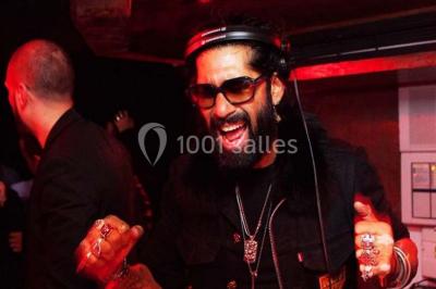 Assiette ronde contenant du houmous, une salade, des pommes de terre rôties et un plat à base de yaourt.