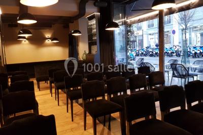 Assiettes individuelles de poisson sur sauce rouge, garnies de coriandre et de croûtons, servies sur un plateau.