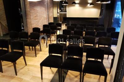 Assiettes individuelles de poisson sur sauce rouge, garnies de coriandre et de croûtons, servies sur un plateau.