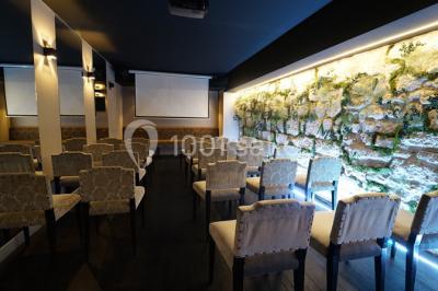 Assiettes individuelles de poisson sur sauce rouge, garnies de coriandre et de croûtons, servies sur un plateau.