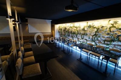 Assiettes individuelles de poisson sur sauce rouge, garnies de coriandre et de croûtons, servies sur un plateau.