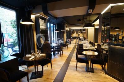 Assiettes individuelles de poisson sur sauce rouge, garnies de coriandre et de croûtons, servies sur un plateau.