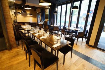 Assiettes individuelles de poisson sur sauce rouge, garnies de coriandre et de croûtons, servies sur un plateau.