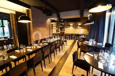 Assiettes individuelles de poisson sur sauce rouge, garnies de coriandre et de croûtons, servies sur un plateau.