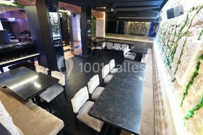 Assiettes individuelles de poisson sur sauce rouge, garnies de coriandre et de croûtons, servies sur un plateau.